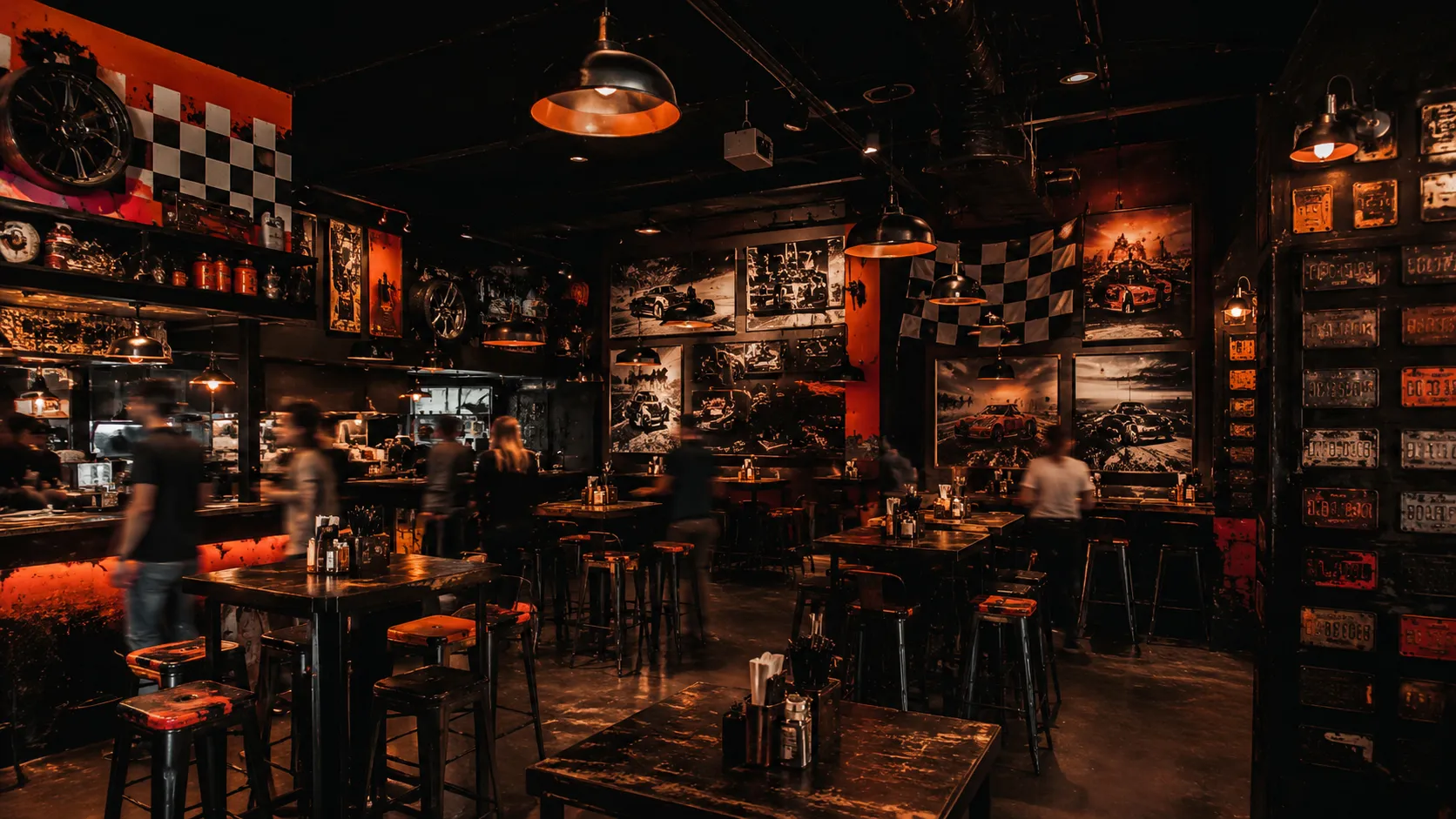 Interior de Ringo's: mesas altas, banderas a cuadros y matrículas en las paredes
